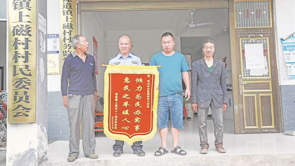自費(fèi)買(mǎi)輛二手車(chē)一年“跑腿”十萬(wàn)里 “跑跑書(shū)記”樂(lè)為4000多名村民KAIYUN辦實(shí)事(圖2)