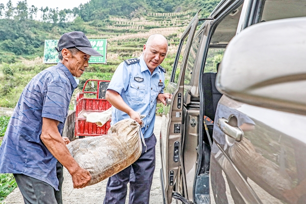 自費(fèi)買(mǎi)輛二手車(chē)一年“跑腿”十萬(wàn)里 “跑跑書(shū)記”樂(lè)為4000多名村民KAIYUN辦實(shí)事(圖1)